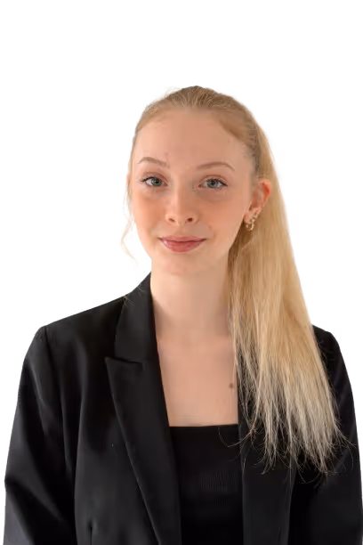 Portrait photo de Florentine Debusscher, cheveux blonds et veste noire